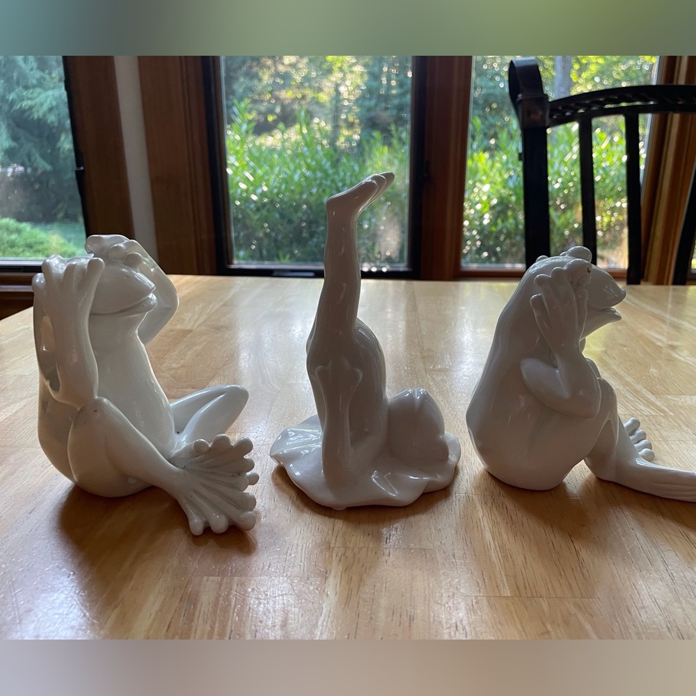 Three resin frog figurines two white similar, third frog legs up different cream - Picture 11 of 15